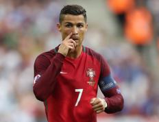 出色发挥引发热议！萨拉赫在巴黎圣日耳曼比赛中夺冠赛场气氛高涨