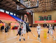 篮球比赛现场气氛激烈，球迷热情高涨