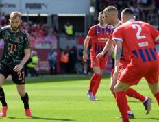 包含拜仁慕尼黑客场轻松取胜，领跑德甲积分榜的词条