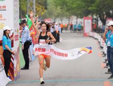 体育竞技场上，女运动员勇攀高峰